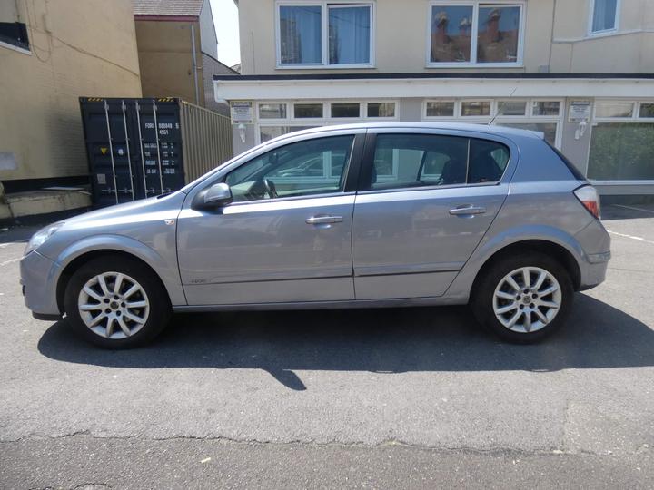 Vauxhall Astra - 1.8i 16v Design Hatchback 5dr Petrol Automatic (197 g/km, 123 bhp) - ~~CREDIT/DEBIT CARD ACCEPTED~~ - Image 3