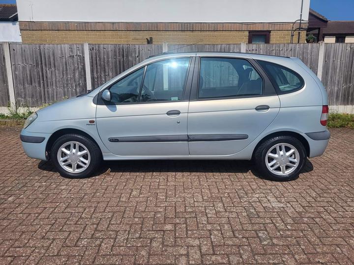 Cheap Renault Scenic - 2.0 16v Monaco 5dr - VERY LOW MILES TIDY FAMILY CAR for sale in Basildon, Essex