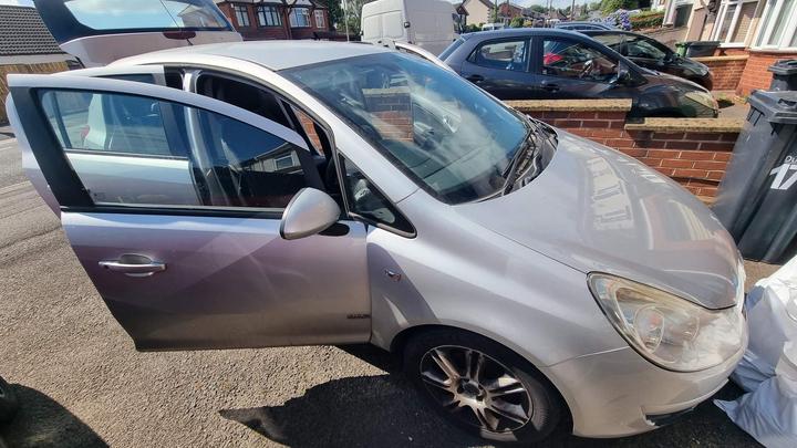 Vauxhall Corsa - 1.2i 16v Design 5dr (a/c) - Image 2