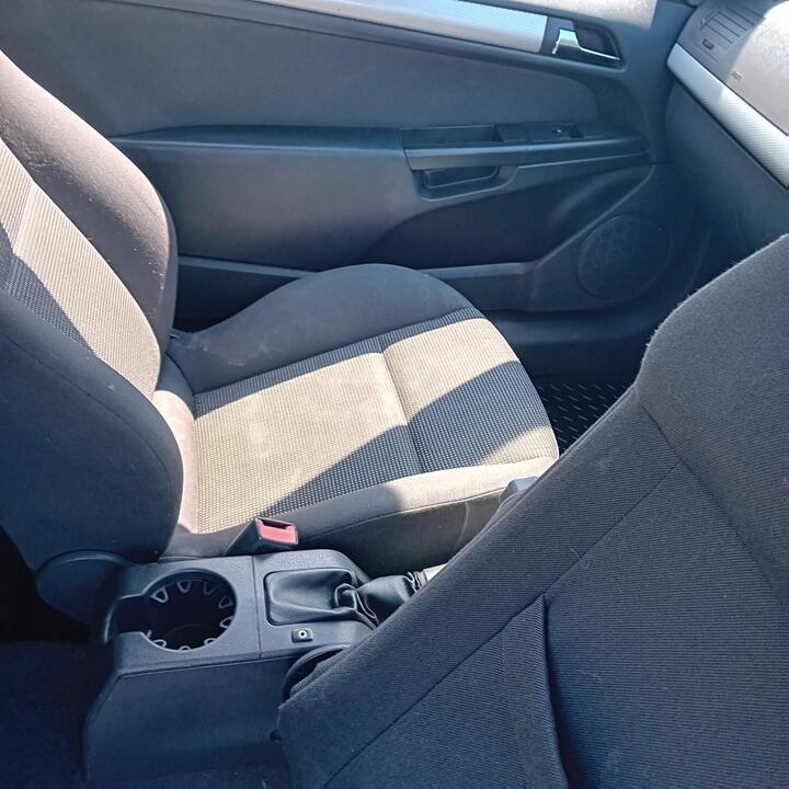 Vauxhall Astra - 1.6i 16v SXi Sport Hatch 3dr - "Great first time car" - Image 9