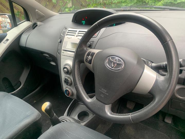 Toyota Yaris - 1.3 VVT-i TR 5dr - Perfect first car. Great price - Image 3