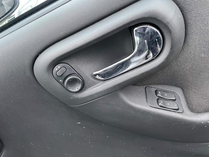 Vauxhall Corsa - 1.4i 16v Design 5dr (a/c) - Automatic+low insurance - Image 25