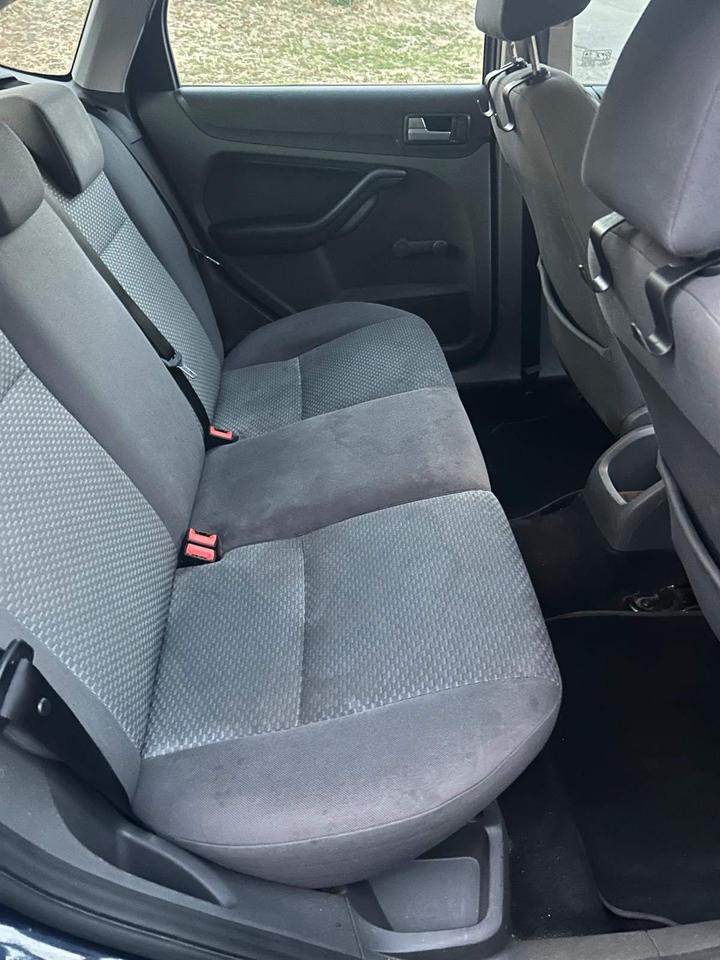 Ford Focus - 1.6 LX 5dr - cheap run around - Image 16