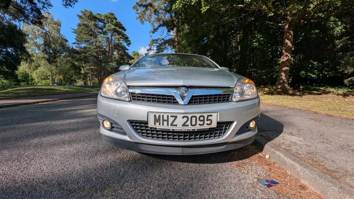 Vauxhall Astra - 1.8i Design Twin Top 2dr - Great drive sharp price! - Image 10