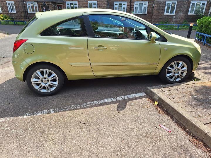 Cheap Vauxhall Corsa - 1.4i 16v Design 3dr (a/c) - 3-door hatch.good m.p.g. for sale in Holloway, Berkshire
