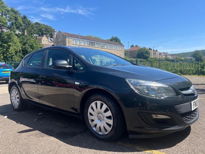 Cheap Vauxhall Astra - 1.7 CDTi ecoFLEX Exclusiv Euro 5 (s/s) 5dr - Drives really well, big dent for sale in Bath, Somerset