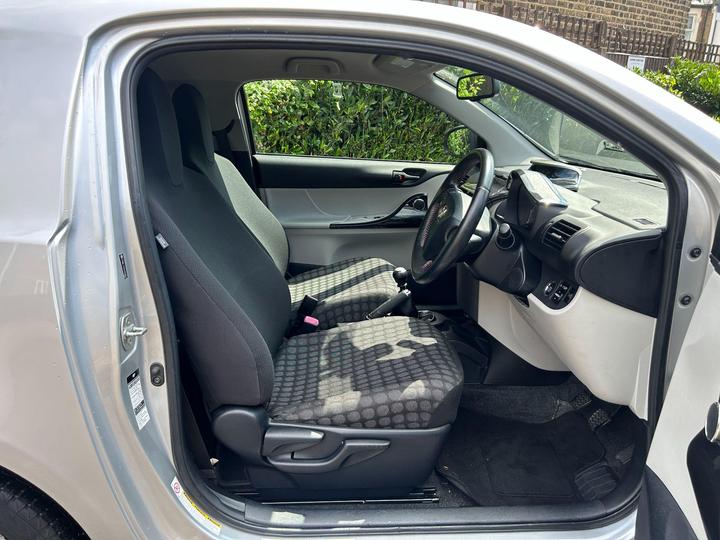 Toyota iQ - 1.0 VVT-i 2 Euro 5 3dr - 2 KEYS SERVICE HISTORY - Image 17