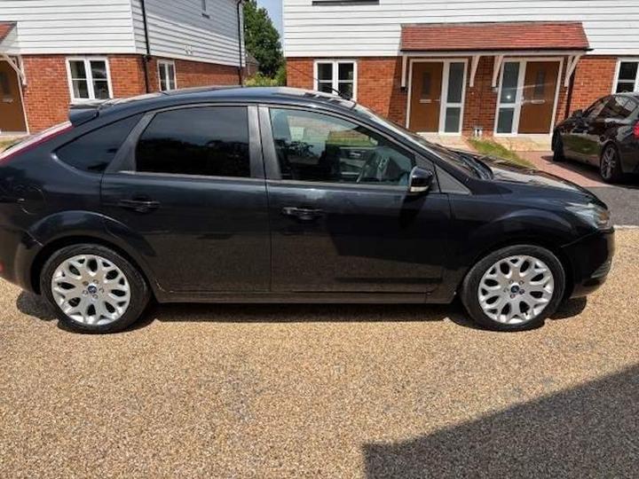 Ford Focus - 1.6 TDCi DPF Zetec 5dr - Image 4
