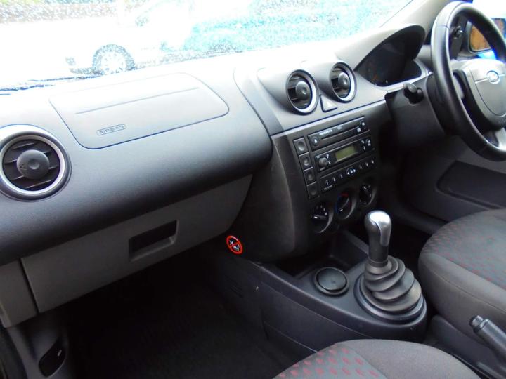 Ford Fiesta - 1.4 Zetec 5dr - TIDY LITTLE 5 DOOR HATCHBACK - Image 13