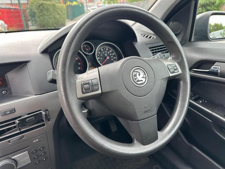 Vauxhall Astra - 1.8i 16v Club 5dr - Cheap Automayic Estate - Image 15