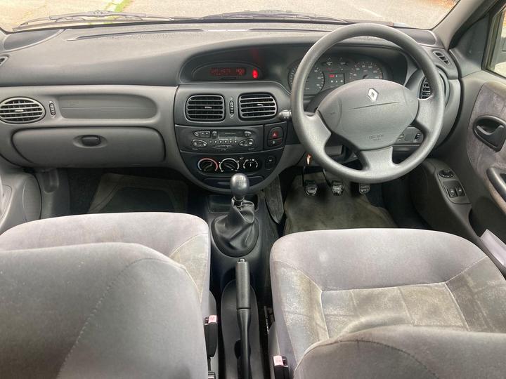 Renault Megane - 1.6 16v Alize 5dr - ulez 50k genuine year mot - Image 5