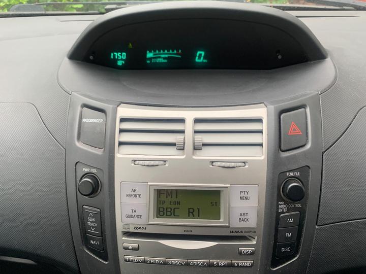 Toyota Yaris - 1.3 VVT-i TR 5dr - Perfect first car. Great price - Image 4