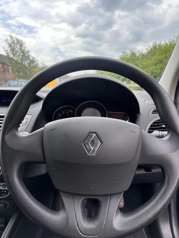 Renault Megane - 1.6 16V I-Music Euro 5 3dr - ⭐️NEW MOT- GREAT SPEC - Image 13