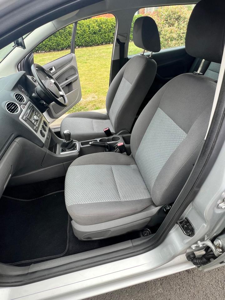 Ford Focus - 1.6 LX 5dr - Image 5