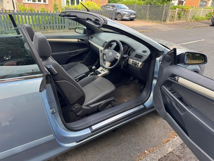 Vauxhall Astra - 1.8i 16v Sport Twin Top 2dr - LOW MILES, OWNED 7 YEARS. - Image 13