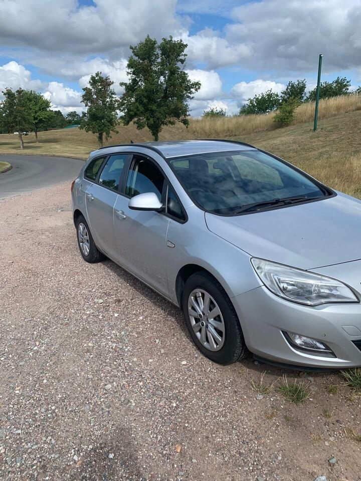 Vauxhall Astra - 1.7 CDTi ecoFLEX Exclusiv Sports Tourer Euro 5 5dr - CHEAP ROAD TAX 35 per Year - Image 4