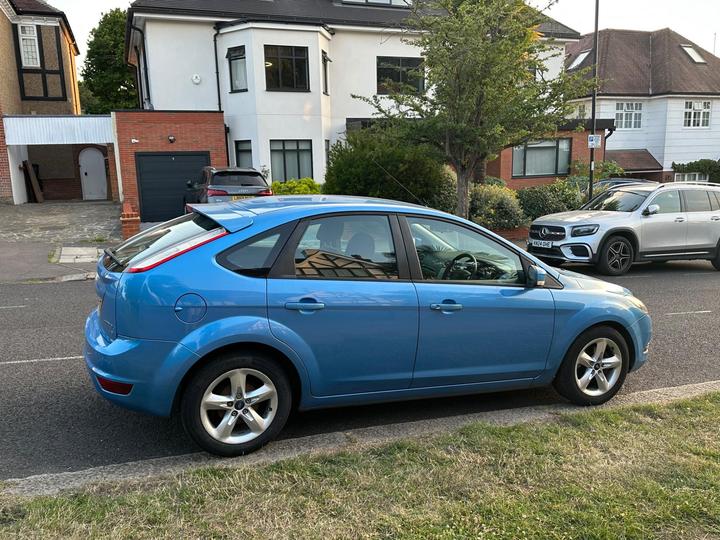 Ford Focus - 1.6 Zetec 5dr - ULEZ FREE / DRIVES SPOT ON - Image 11