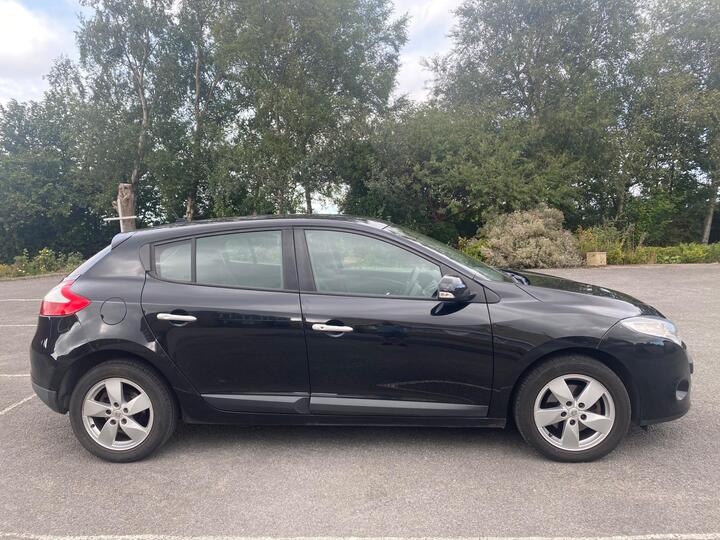 Renault Megane - 1.6 16V Dynamique TomTom 3dr - 6 SPEED GEARBOX,5 DOOR HATCH. - Image 37