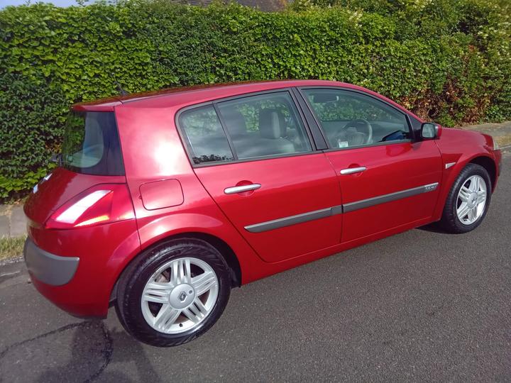 Renault Megane - 1.6 VVT Privilege 5dr - Image 8