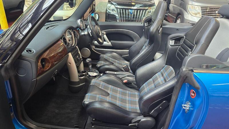 Mini Convertible view 6