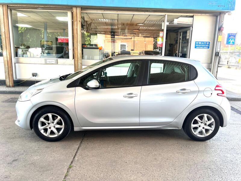 Peugeot 208 view 4