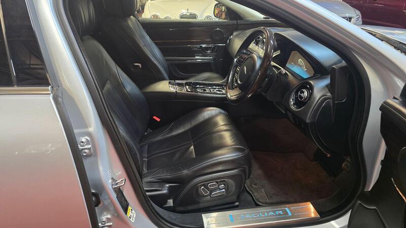 Jaguar XJ view 3