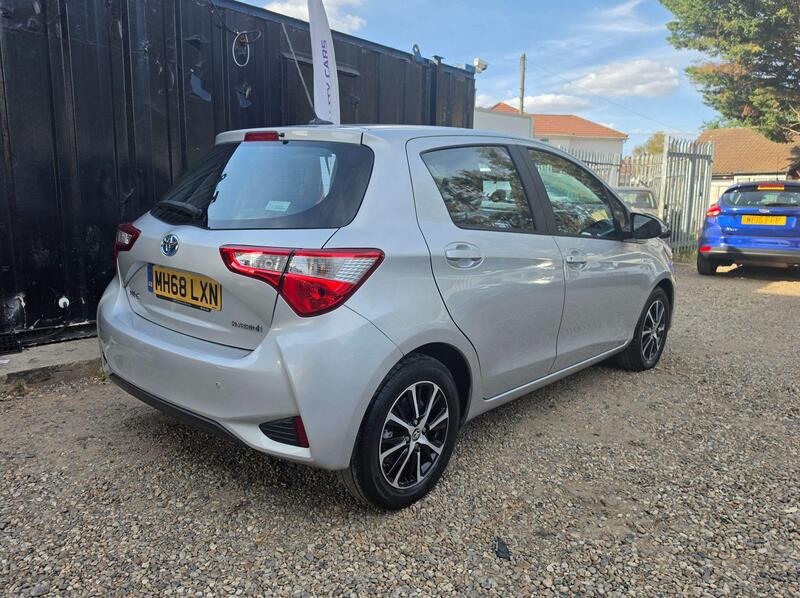 Toyota Yaris 1.5 VVT-h Icon Tech E-CVT Euro 6 (s/s) 5dr thumbnail 8