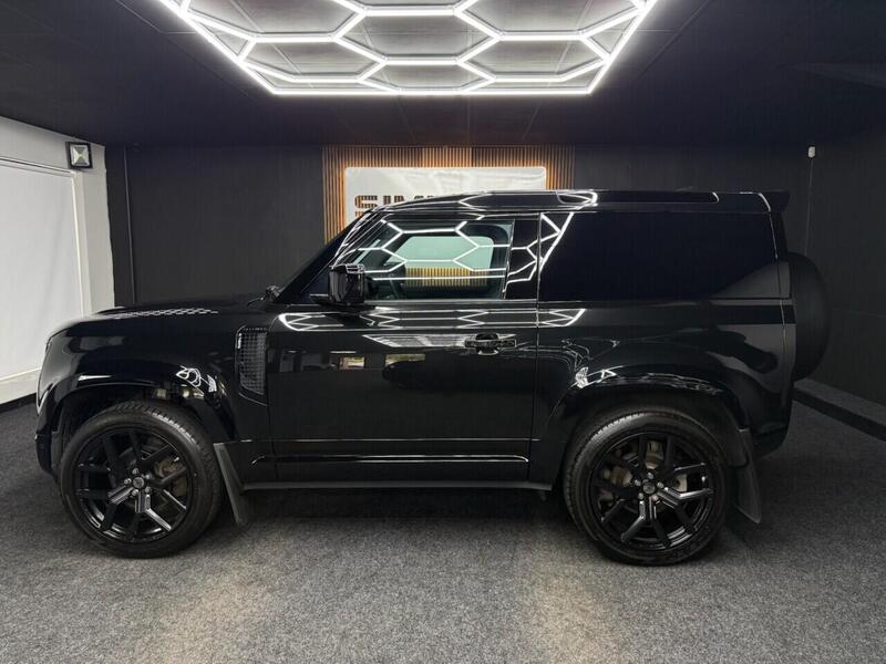 Land Rover Defender 90 view 5