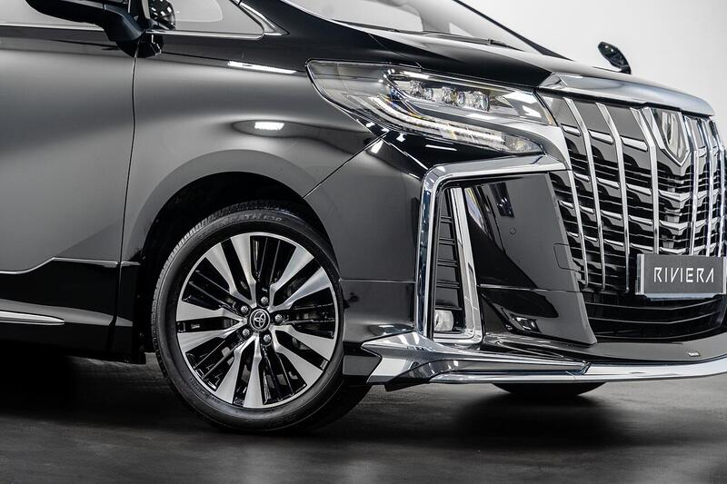 Toyota Alphard view 4