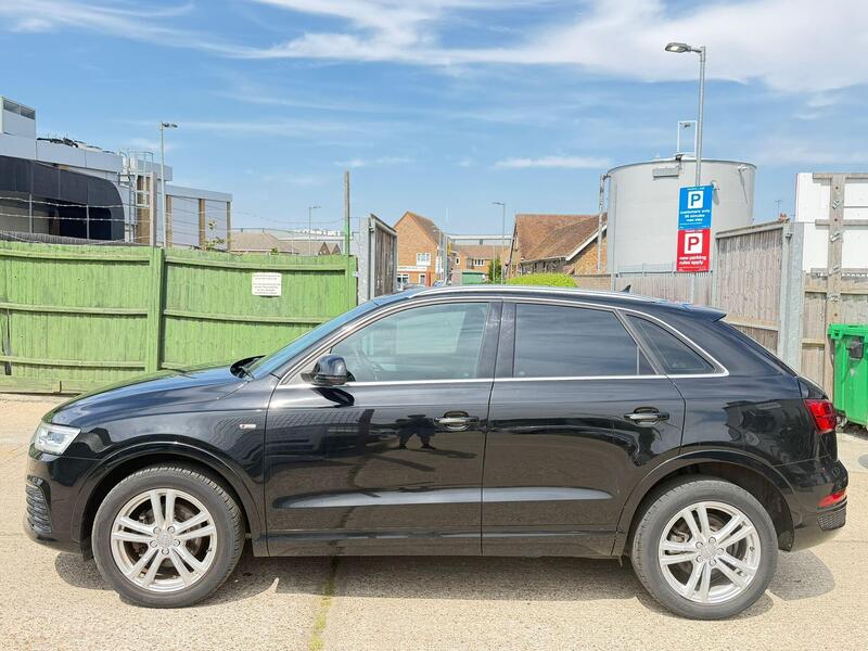 Audi Q3 view 6