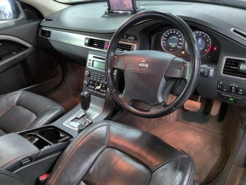 Volvo V70 view 5