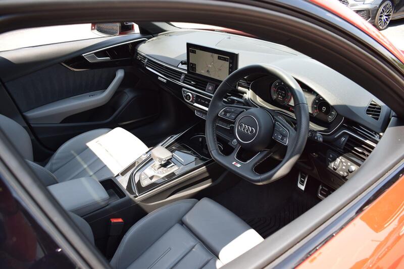 Audi A4 Avant view 3