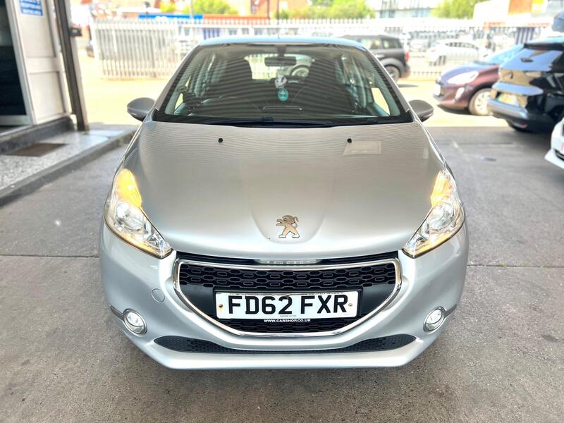 Peugeot 208 view 2