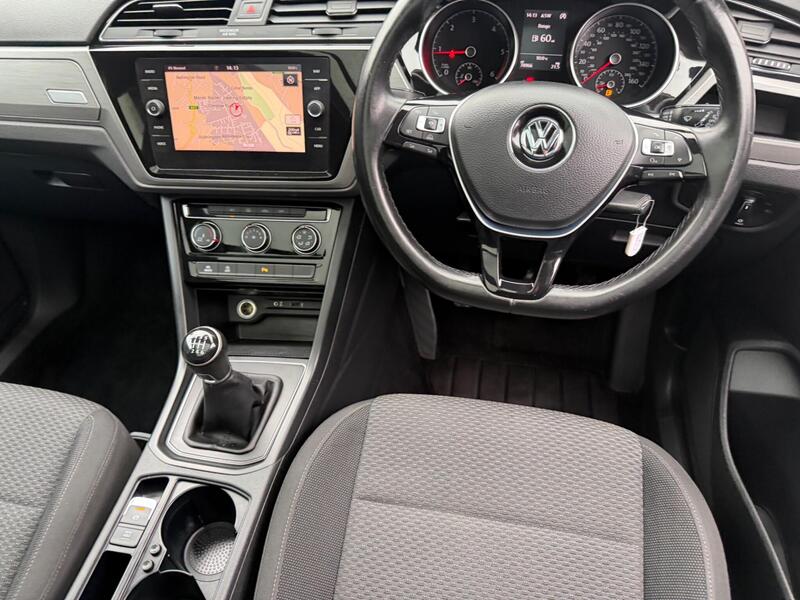Volkswagen Touran view 2