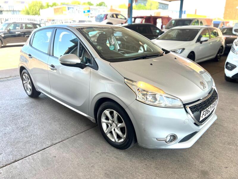 Peugeot 208 main image