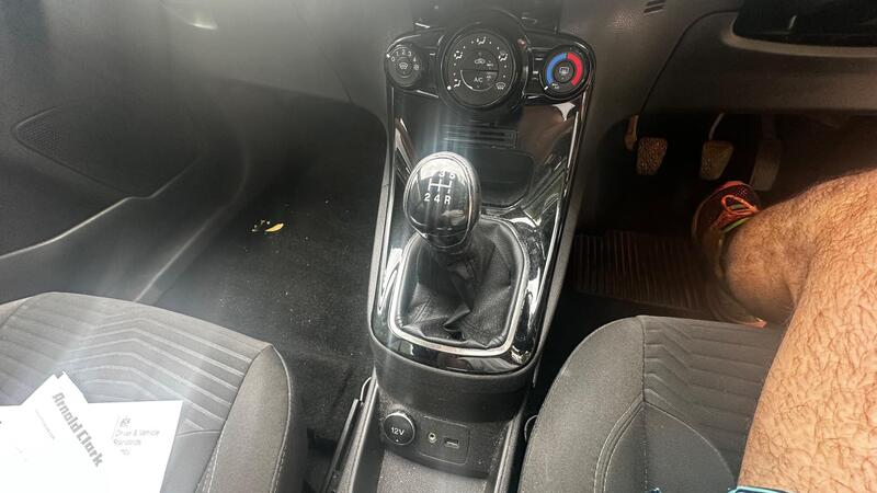 2015 Ford Fiesta — photo 16