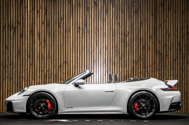Porsche 911 view 7