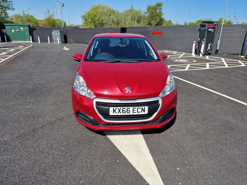 Peugeot 208 view 3