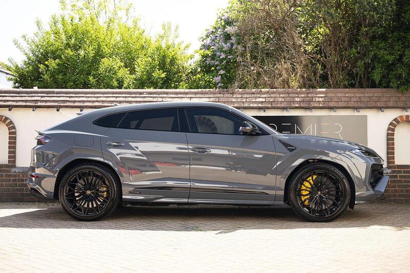 Lamborghini Urus view 3