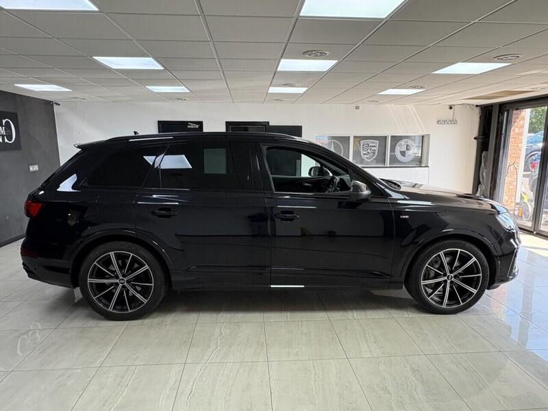 Audi Audi Q7 view 2