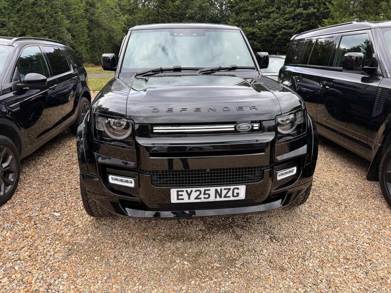 Land Rover Defender 90 view 2