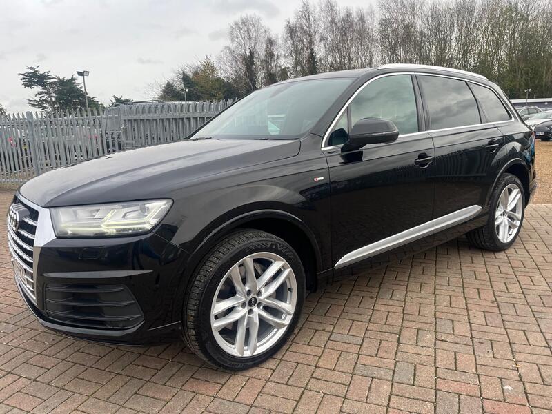 Audi Q7 view 3