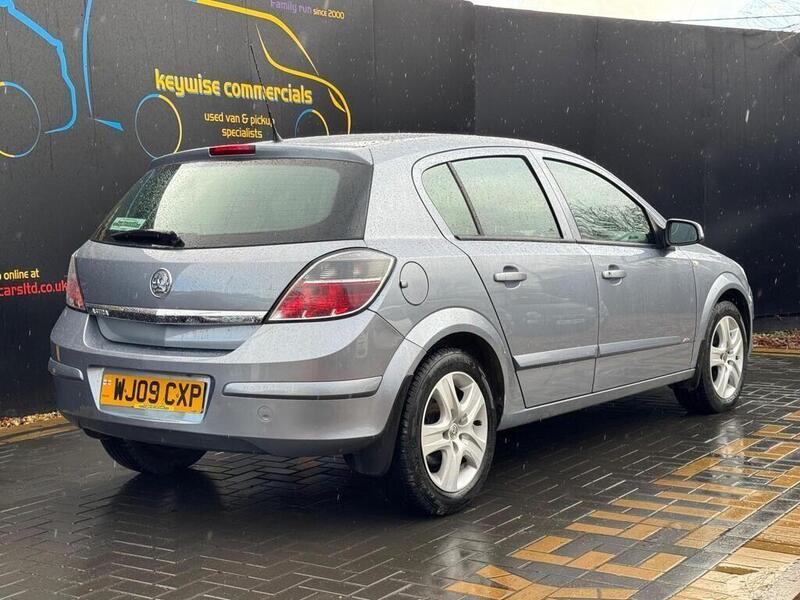 Vauxhall Astra view 3