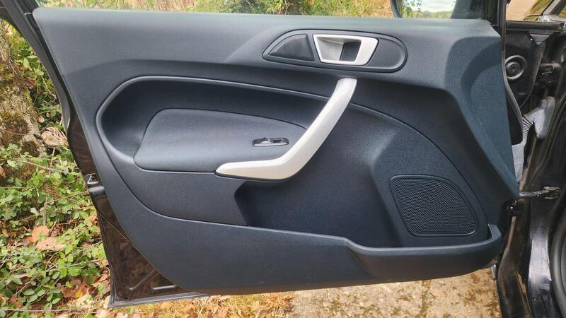 2012 Ford Fiesta — photo 46