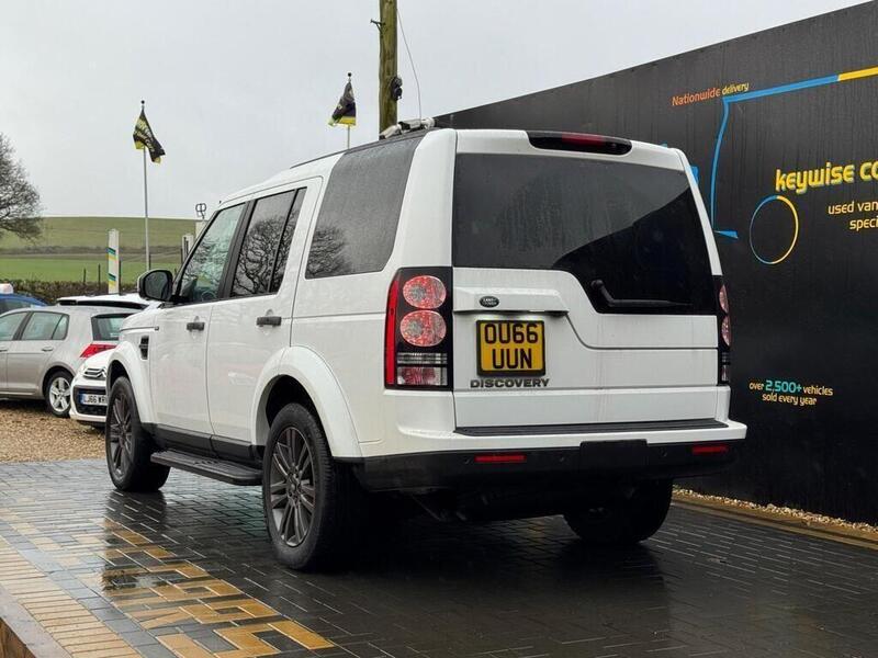 Land Rover Discovery view 3