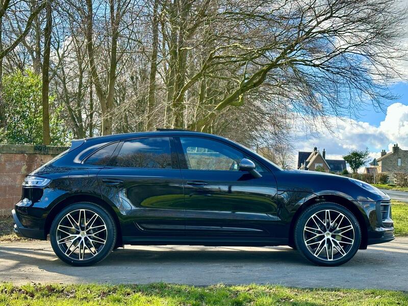 Porsche Macan view 3