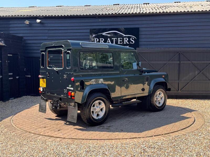 Land Rover Defender 90 view 7
