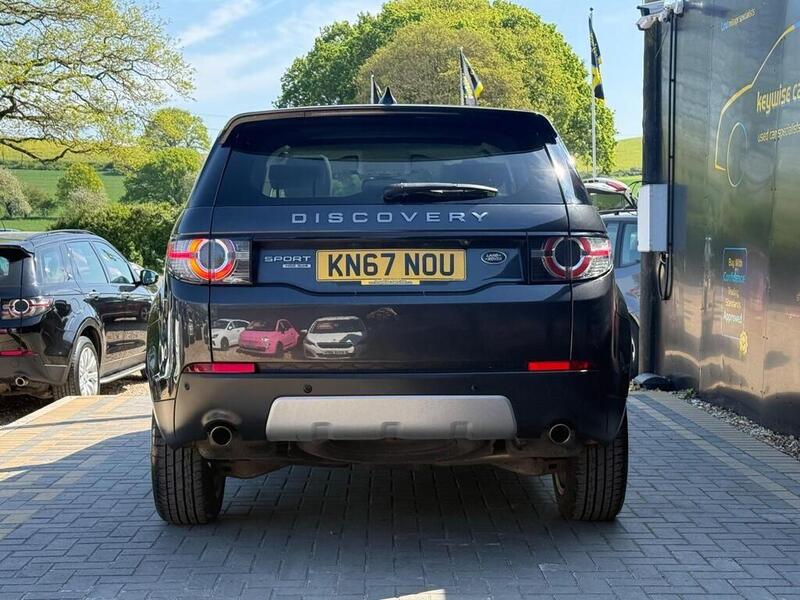 Land Rover Discovery Sport view 4
