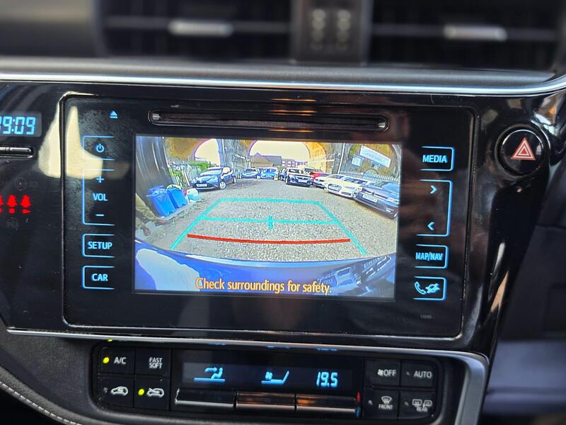 Toyota Auris 1.8 VVT-h Icon Tech CVT Euro 6 (s/s) 5dr thumbnail 36