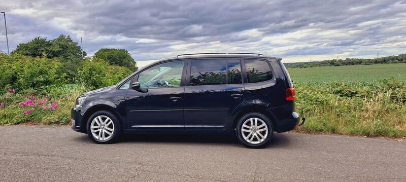 Volkswagen Touran view 3